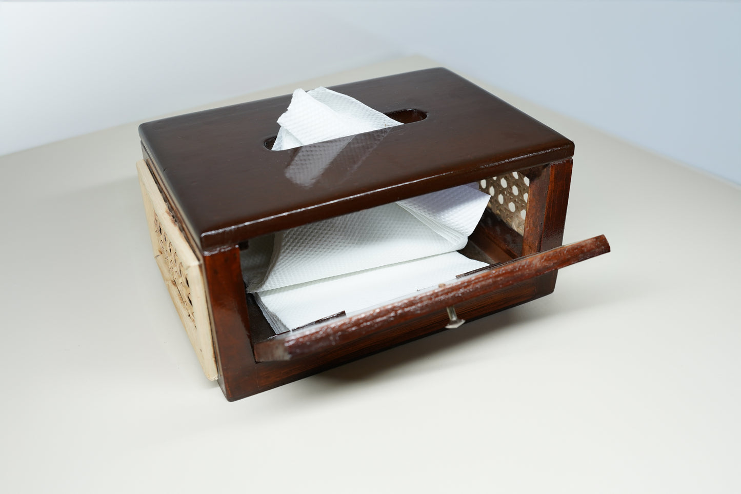 Woovenwood Tissue Holder